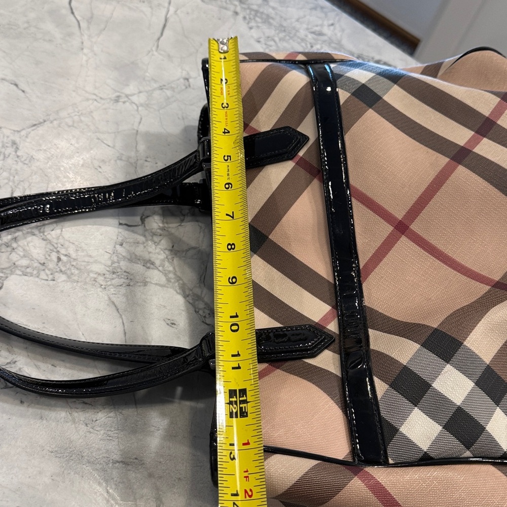 Authentic Burberry Cream and Black Shoulder Bag with Timeless Elegance - Picture 11 of 11
